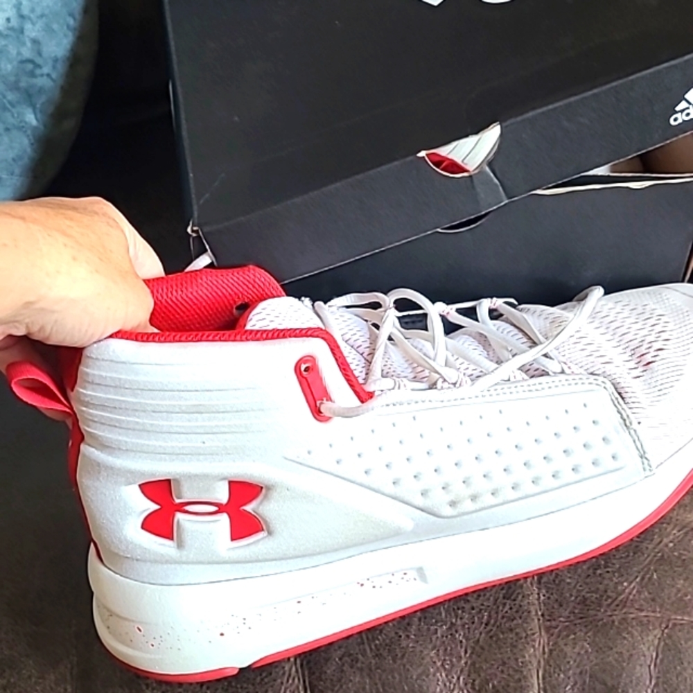 Basketball shoes UA